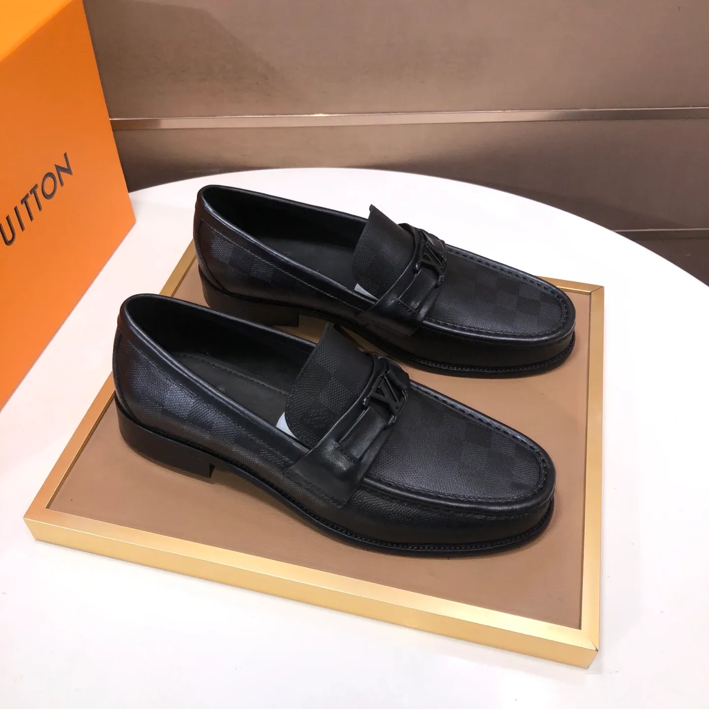Men's men's shoes💰540💰[LV] (original single cowhide lining)🍀LV's latest genuine leather business suit shoes are available on the official website at the same time. The first-layer cowhide imported from Italy is made of heavy gold, and the official website has a 1:1 rubber outsole. Versatile to wear, high-end without losing class, and the color combination is extraordinary. This four-season style is alluring when worn on your feet, showing off your big-name flair. Standard code 38-45 (45 customized)
